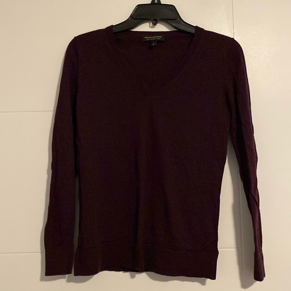 Banana Republic V neck Merino Wool Sweater. Wine colored. Size Small - Picture 1 of 8